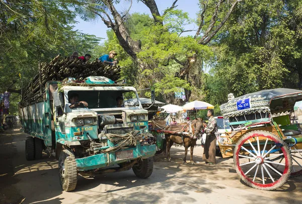 Inwa Ava Myanmar January 2019 Rattletrap Lorry Windshield Loaded Bamboo — 图库照片