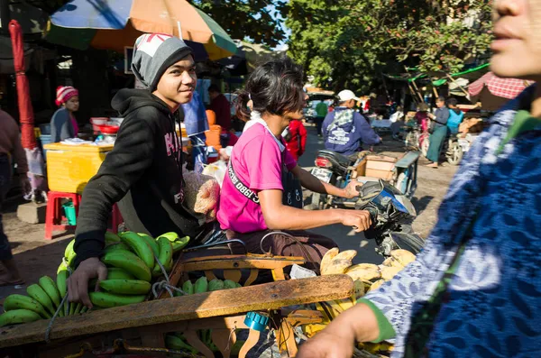 マンダレー ミャンマー 2020年1月12日 Zay Cho Marketでの交通 ビルマの若い男がサイドカーで後部座席にティーネージャーとバナナと三輪車バイクに乗って — ストック写真