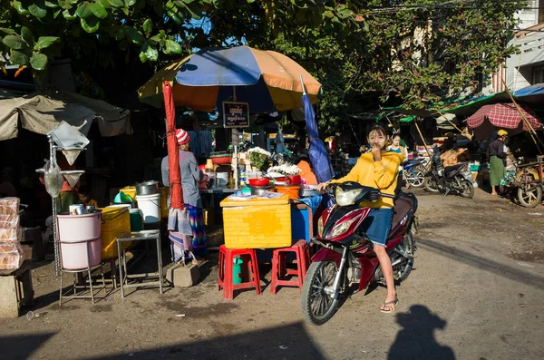 缅甸曼德勒 2020年1月12日 缅甸女孩穿着黄色连衣裙和牛仔裤裙 骑着摩托车站在Zay Cho市场的街头 — 图库照片