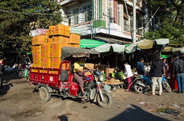 ミャンマーのマンダレー 2020年1月12日 Zay Cho Marketで箱が満載された3輪貨物オートバイ — ストック写真