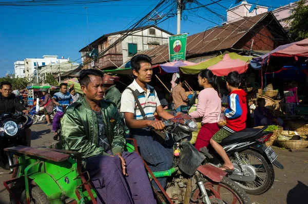 Mandalay Myanmar Enero 2020 Hombre Conduciendo Motocicleta Sidecar Con Pasajero —  Fotos de Stock