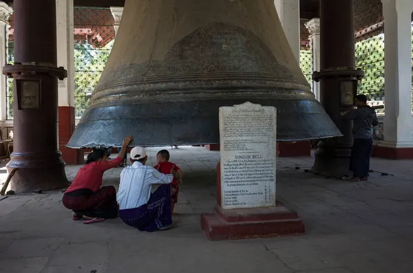 Mingun Mianmar Janeiro 2020 Família Birmanesa Olhando Sob Mingun Bell — Fotografia de Stock