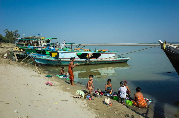 缅甸明贡 2020年1月13日 缅甸人民在伊洛瓦底江洗浴和洗衣 — 图库照片