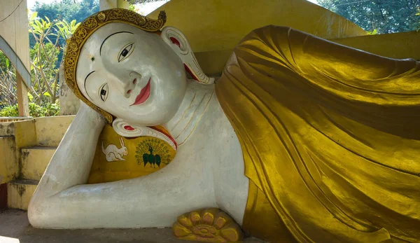 Mandalay Myanmar Ianuarie 2020 Reclining Buddha Mănăstirea Budistă Manijota Dhamma — Fotografie, imagine de stoc