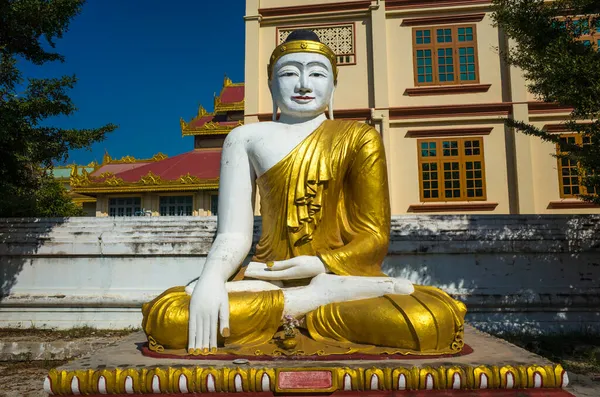 Mandalay Myanmar Stycznia 2020 Siedzenie Buddyjskim Klasztorze Manijota Dhamma Yeiktha — Zdjęcie stockowe