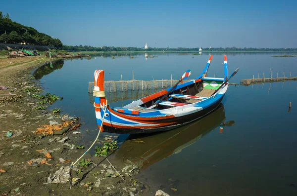 Amarapura Mandalay Myanmar Enero 2020 Colorido Barco Madera Pintado Lago — Foto de Stock