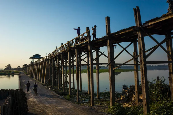 Amarapura Mandalay Myanmar Ledna 2020 Turisté Fotografují Slavném Dřevěném Mostě — Stock fotografie