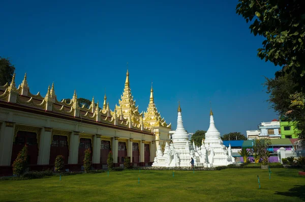 Mandalay Myanmar Ledna 2020 Dvě Malé Bílé Pagody Před Zdí — Stock fotografie