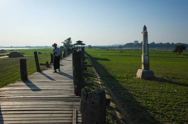 Amarapura Mandalay Myanmar January 2020 Myanmar Man Walking Famous Bein — 图库照片