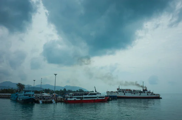 Koh Phangan Thailand February 2020 Boat Black Smog Leaves Pier — Stock Photo, Image