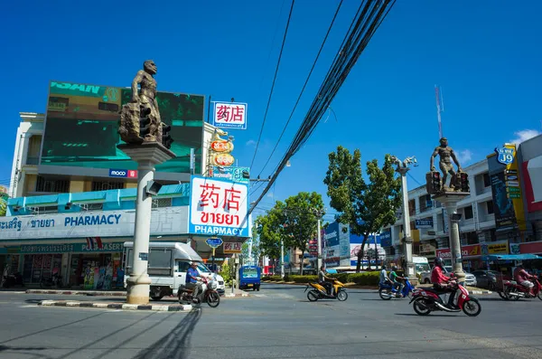 Krabi Tailandia Febrero 2020 Intersección Calle Con Las Estatuas Del —  Fotos de Stock