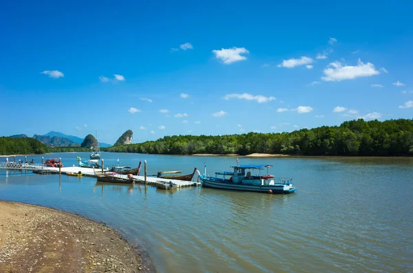 Krabi Tajlandia Lutego 2020 Molo Rzece Krabi Kilkoma Długimi Łodziami — Zdjęcie stockowe