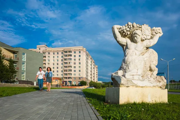 俄罗斯科尔策沃市 2021年7月24日 在西伯利亚小俄罗斯小镇Novosibirsk附近的科尔策沃市工作定居点用白色大理石雕刻半人马座雕塑 — 图库照片