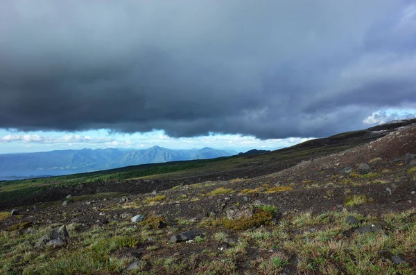 Dunkler Hang Des Vulkans Villarrica Mit Spärlicher Vegetation Niedrige Dunkle — Stockfoto
