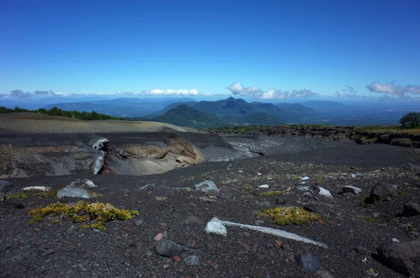 南米の自然景観 暗い生命のない灰とビラリカ火山の山の中腹に噴火後の渓谷に予備植生 澄んだ青い空 チリのビラリカ国立公園 — ストック写真