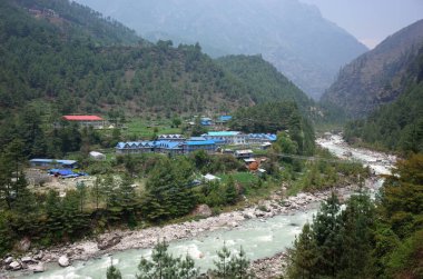 Phakding köyü ve Khumbu vadisindeki Dudh Koshi nehri Everest ana kampına gidiyor, Solukhumbu, Nepal