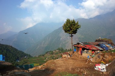 Lukla, Nepal - 8 Mayıs 2019: Himalayalar 'daki Tenzing Hillary Havaalanı' nın yanındaki kaldırımda yürüyen Nepal işçileri