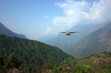 Lukla, Nepal - 8 Mayıs 2019: Himalayalar 'daki Tenzing Hillary Havaalanı' nın yanındaki kaldırımda yürüyen Nepal işçileri