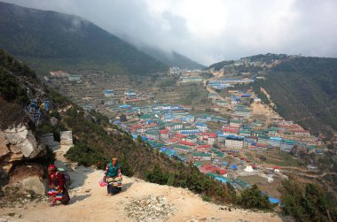 Namche Bazaar, Nepal - 10 Mayıs 2019: Namche Bazaar köyü, Sagarmatha milli parkı, Khumbu vadisi üzerinde yürüyüş yapan iki şerif kadın