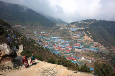Namche Bazaar, Nepal - 10 Mayıs 2019: Namche Bazaar köyü, Sagarmatha milli parkı, Khumbu vadisi üzerinde yürüyüş yapan iki şerif kadın
