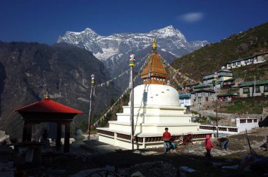 Namche Bazaar, Nepal - 11 Mayıs 2019: Her gün Kongde dağı, Sagarmatha ulusal parkı, Khumbu vadisi, Himalayalar üzerinde manzaralı Budist beyaz stupa yakınlarında yaşam