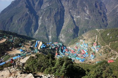 Namche Bazaar, Nepal - 12 Mayıs 2019: Himalayalar 'daki Khumbu Vadisi, Sagarmatha milli parkındaki Namche Çarşısı köyünden yola çıkan turist ve rehber