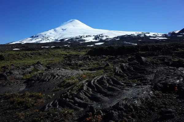 雪に覆われたビラリカ火山と凍った黒い溶岩 澄んだ青い空 南アメリカの自然 — ストック写真