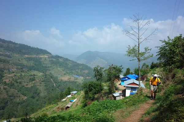 Trekking Népal Himalaya Randonnée Touristique Masculine Sur Une Montagne Verdoyante — Photo