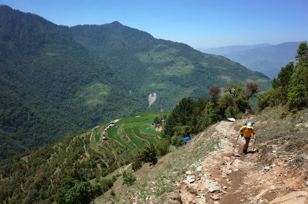 在尼泊尔喜马拉雅山旅行 男性游客在山路上徒步旅行 珠穆朗玛峰 吉里和卢卡拉之间的小径 — 图库照片