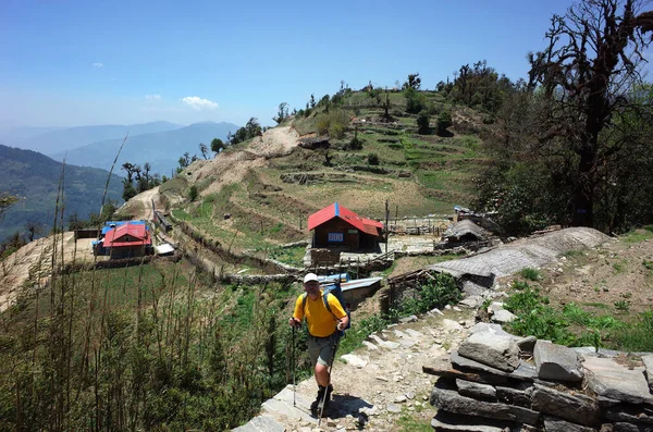 在尼泊尔喜马拉雅山旅行 位于Jiri和Lukla之间的Dakachu村附近的男性游客徒步旅行 珠穆朗玛峰旅行的下半部分 — 图库照片