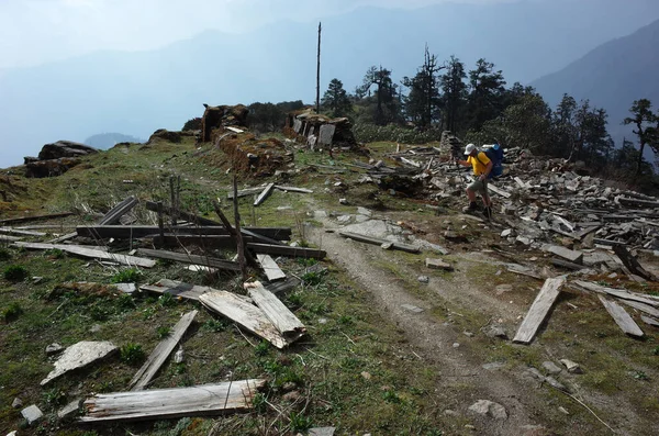Trekking Nepál Himalájában Férfi Turista Túrázás Romjai Régi Falu Elpusztult — Stock Fotó