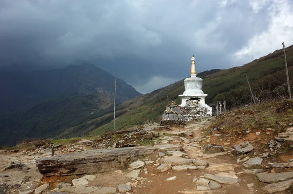 Old White Buddhist Stupa Lamjura Pass Nepal Himalayas Κατά Μήκος — Φωτογραφία Αρχείου