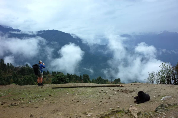 Randonneur Photographiant Des Paysages Montagneux Tout Trekking Sur Sentier Entre — Photo