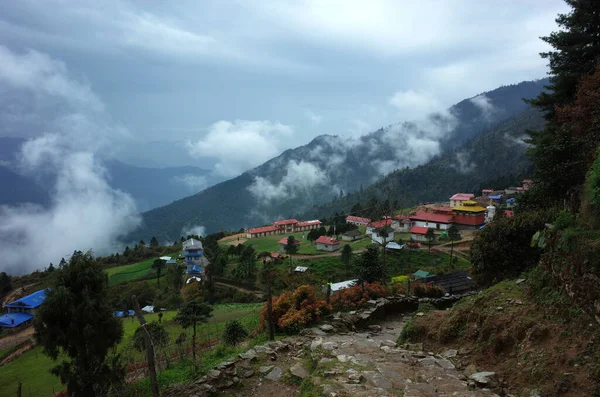 ヒマラヤのエベレストトレッキングの下の部分 JiriとLuklaの間のトレイルに沿って山の村 Solukhumbu地域 ネパール — ストック写真