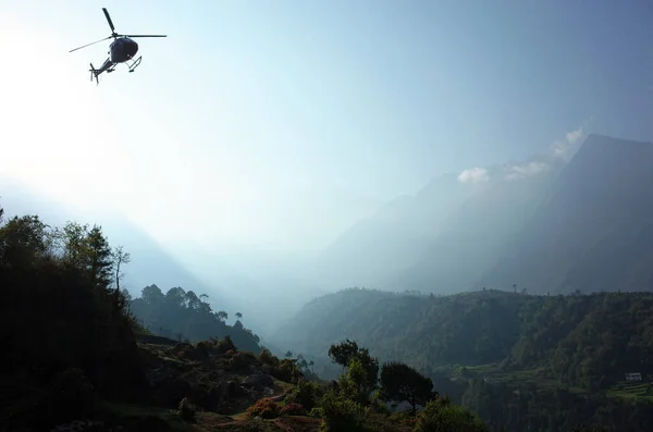 Helicóptero Volando Sobre Verdes Montañas Del Himalaya Desde Aeropuerto Tenzing —  Fotos de Stock