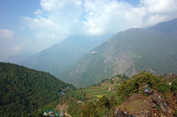 尼泊尔喜马拉雅绿色山脉背景下的小螺旋桨飞机 从卢卡拉的希拉里机场起飞 — 图库照片