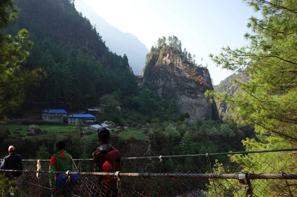 Personnes Marchant Sur Pont Suspendu Vers Village Monjo Dans Vallée — Photo