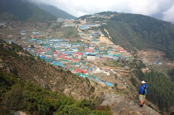 Turismo Disfrutando Vista Del Pueblo Namche Bazaar Parque Nacional Sagarmatha — Foto de Stock