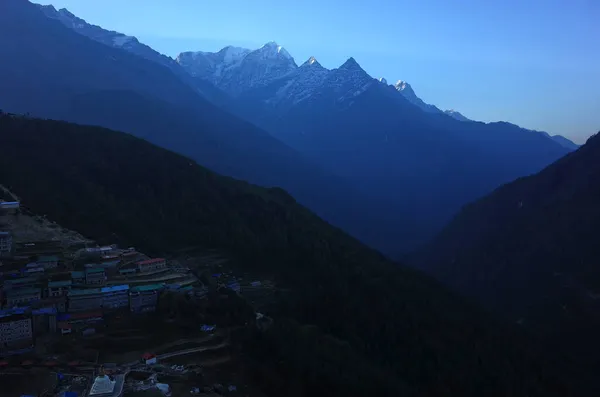 尼泊尔喜马拉雅山Khumbu山谷Sagarmatha国家公园Namche Bazaar村清晨美景 — 图库照片