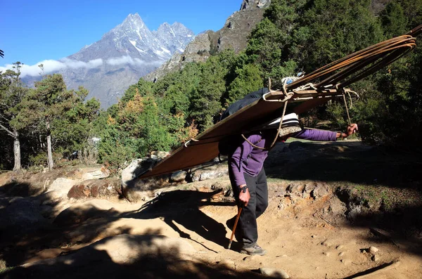 Porter Lleva Una Carga Súper Pesada Las Montañas Del Himalaya —  Fotos de Stock