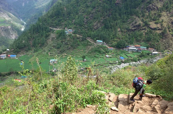 Solukhumbu Everest Region Nepal Mai 2019 Nepalese Läuft Treppe Aus — Stockfoto