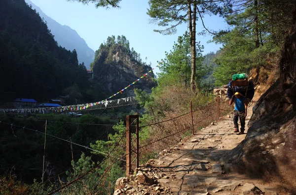 Solukhumbu Nepal Mai 2019 Nepalesischer Träger Mit Schwerer Last Auf — Stockfoto