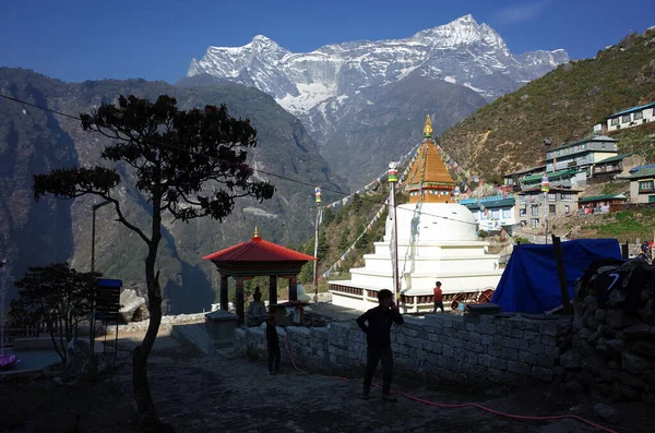 尼泊尔纳姆切巴扎尔 2019年5月11日 每天生活在佛教白色佛塔附近 俯瞰孔德山 萨加玛塔国家公园 昆布山谷 喜马拉雅山 — 图库照片