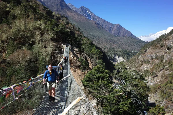 Parque Nacional Sagarmatha Nepal Mayo 2019 Turistas Puente Colgante Everest —  Fotos de Stock