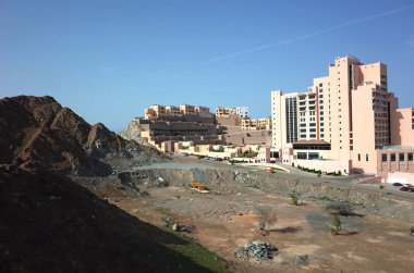 Dibba Al-Fujairah, Fujairah, BAE - 4 Nisan 2019: Kuru dağ manzarası ve Fairmont Fujairah Oteli 'nin arka tarafı