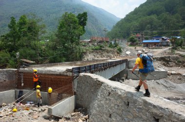Kinja Köyü, Nepal - 30 Nisan 2019: Jiri ile Lukla arasında yeni bir köprünün inşaatı - Everest 'in alt kısmı. Nepal Himalayaları 'nda seyahat
