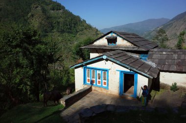Solukhumbu, Nepal - 1 Mayıs 2019: Yaşlı nepalli kadın Jiri ve Lukla arasındaki dağ yolunda evinin yanında çubukla yürüyor - Everest yürüyüşünün alt kısmı