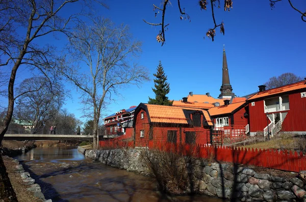 スウェーデン ヴァスタラス 2019年3月22日 ブラック川沿岸の早春のヴァスタス旧市街 スウェーデン風の赤い家 イディル風の北欧の街並み — ストック写真