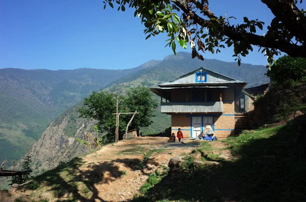 Solukhumbu Nepal Maio 2019 Dois Meninos Pequenos Fora Tradicional Casa — Fotografia de Stock