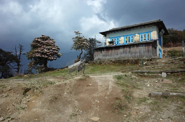 尼泊尔Solukhumbu 2019年5月1日 尼泊尔喜马拉雅山地震后 旧宾馆被废弃 位于珠穆朗玛峰下游的Jiri和Lukla之间 — 图库照片
